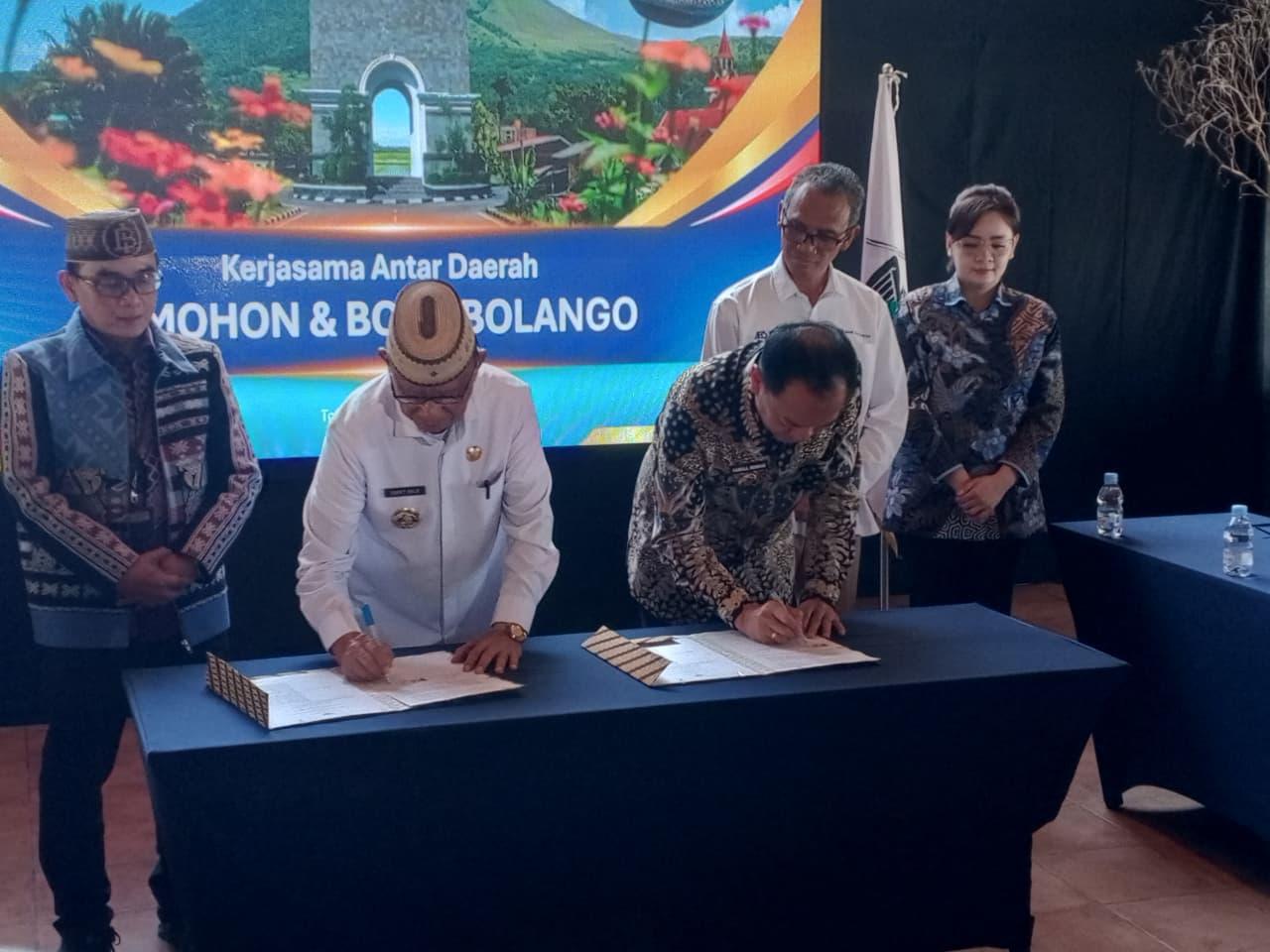 Bupati-Bone-Bolango-Ismet-Mile-saat-penandatanganan-Perjanjian.jpg