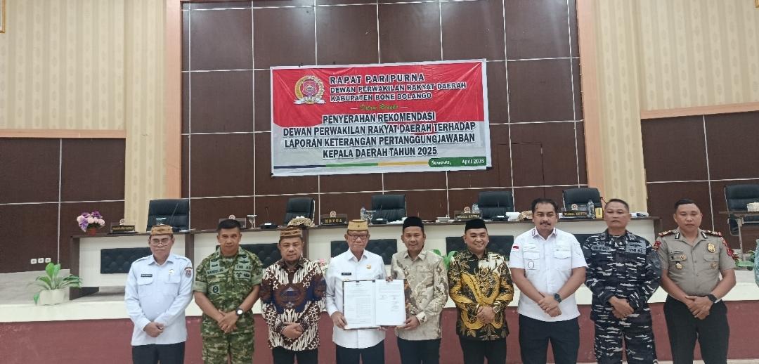 Bupati-Bone-Bolango-menyerahkan-LKPJ-2025-di-Kantor-DPRD.jpg