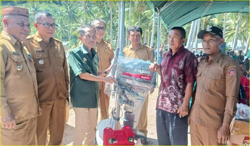 Bupati-Gorontalo-Nelson-Pomalingo-menyerahkan-bantuan.jpg