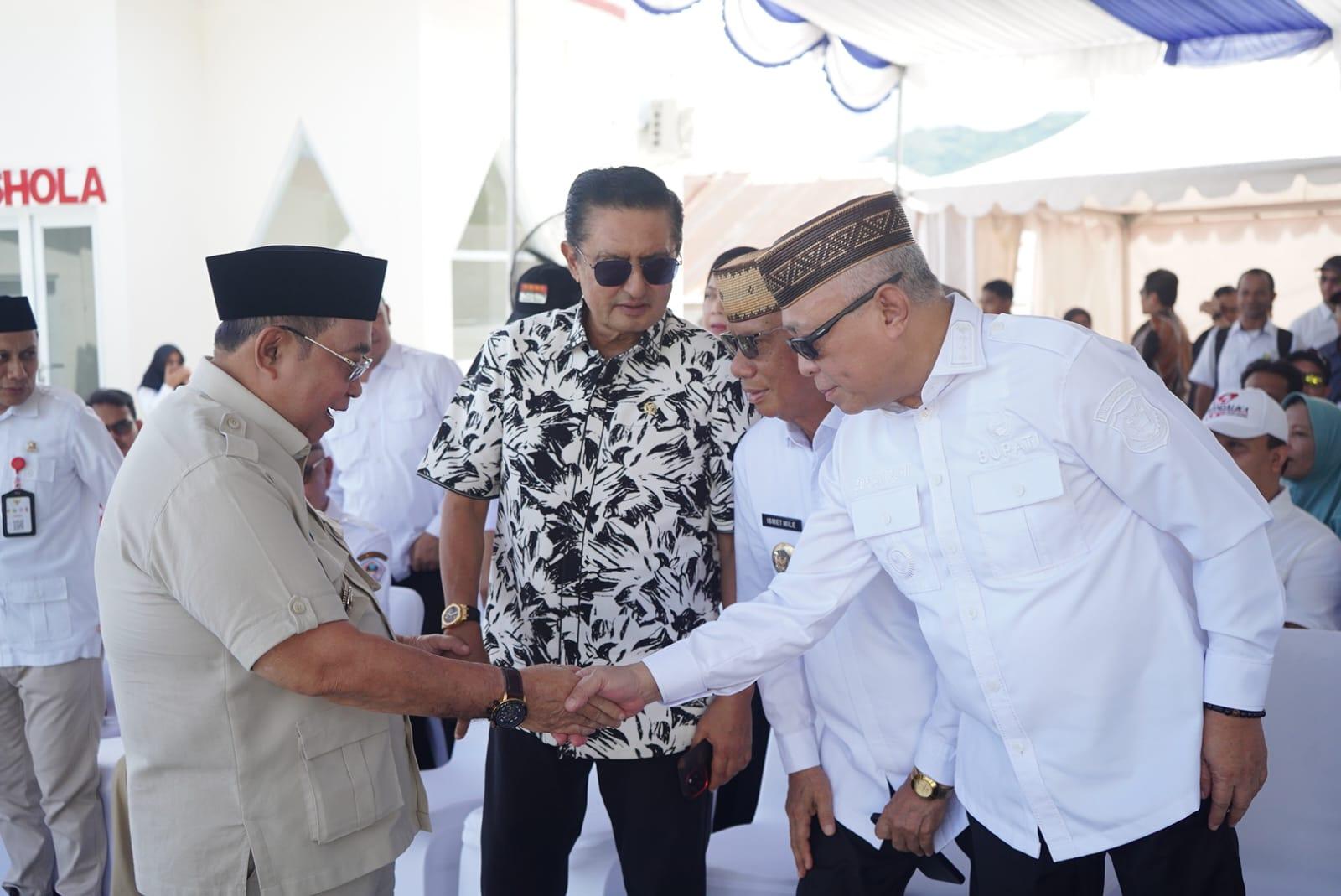 Bupati-Gorontalo-Sofyan-Puhi-berjabat-tangan-dengan-Wali-Kota-Gorontalo.jpg