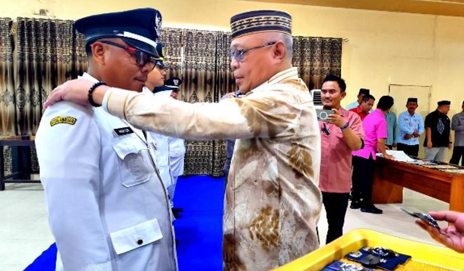 Bupati-Gorontalo-Sofyan-Puhi-resmi-melantik-lima-penjabat-kepala-desa.jpg