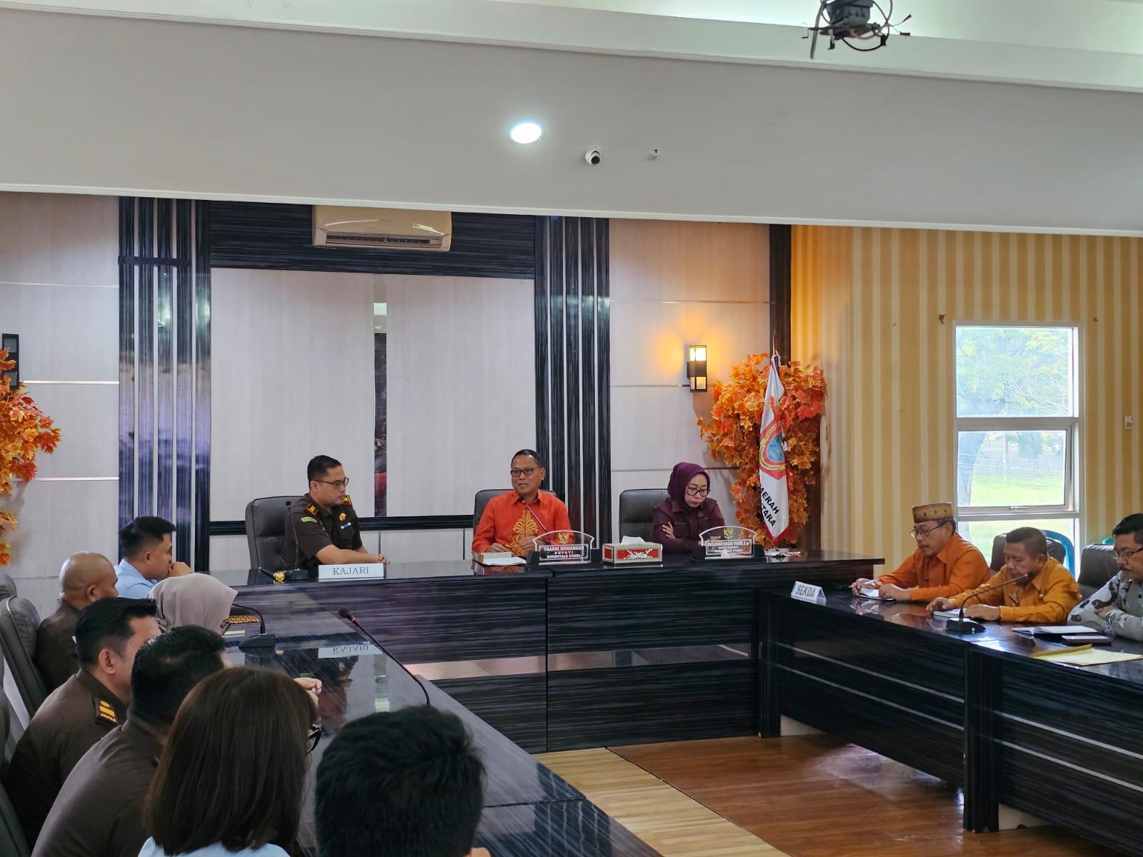 Bupati-Gorontalo-Utara-Thariq-Modanggu-saat-acara-penandatangan-cffffgggggg.jpg