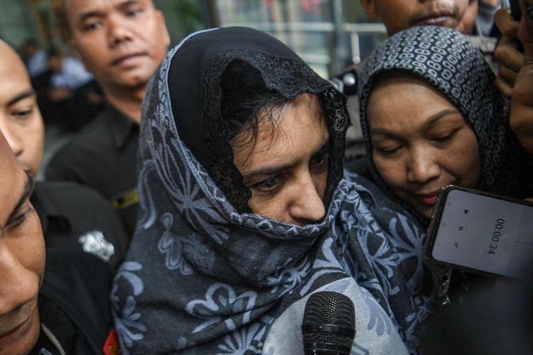 Bupati-Pekalongan-Fadia-Arafiq-tengah-berjalan-usai-menjalani-pemeriksaan.jpg