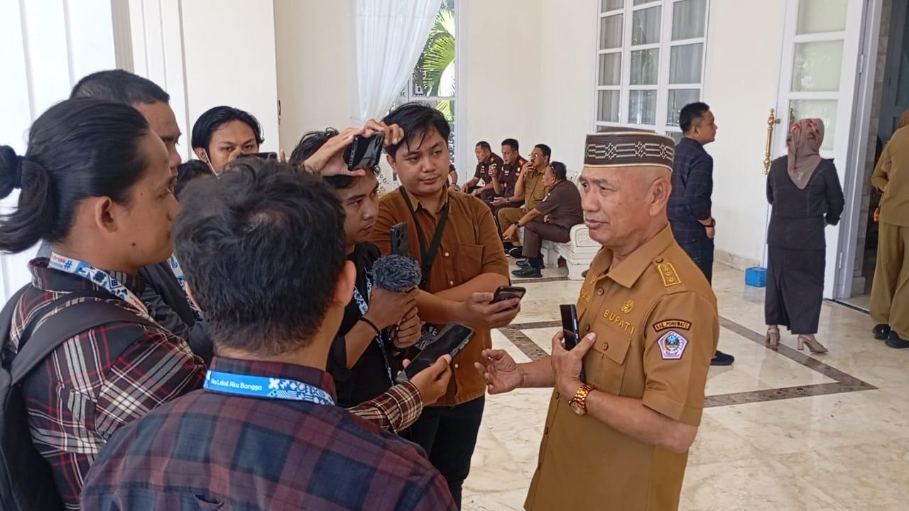 Bupati-Pohuwato-Gorontalo-saat-diwawancarai-wartawan-Senin-22122025.jpg