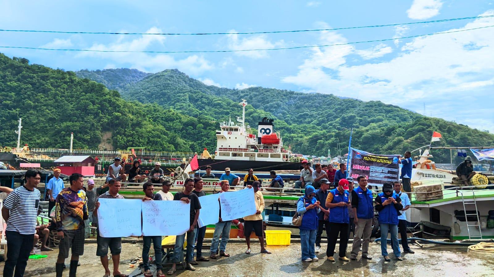DEMO-NELAYAN-GORONTALO-Suasana-di-Puluhan-Nelayan-Provinsi-Gorontalo.jpg