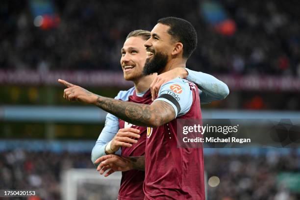 Douglas-Luiz-dan-Matty-Cash-selebrasi-gol-untuk-Aston-Villa.jpg