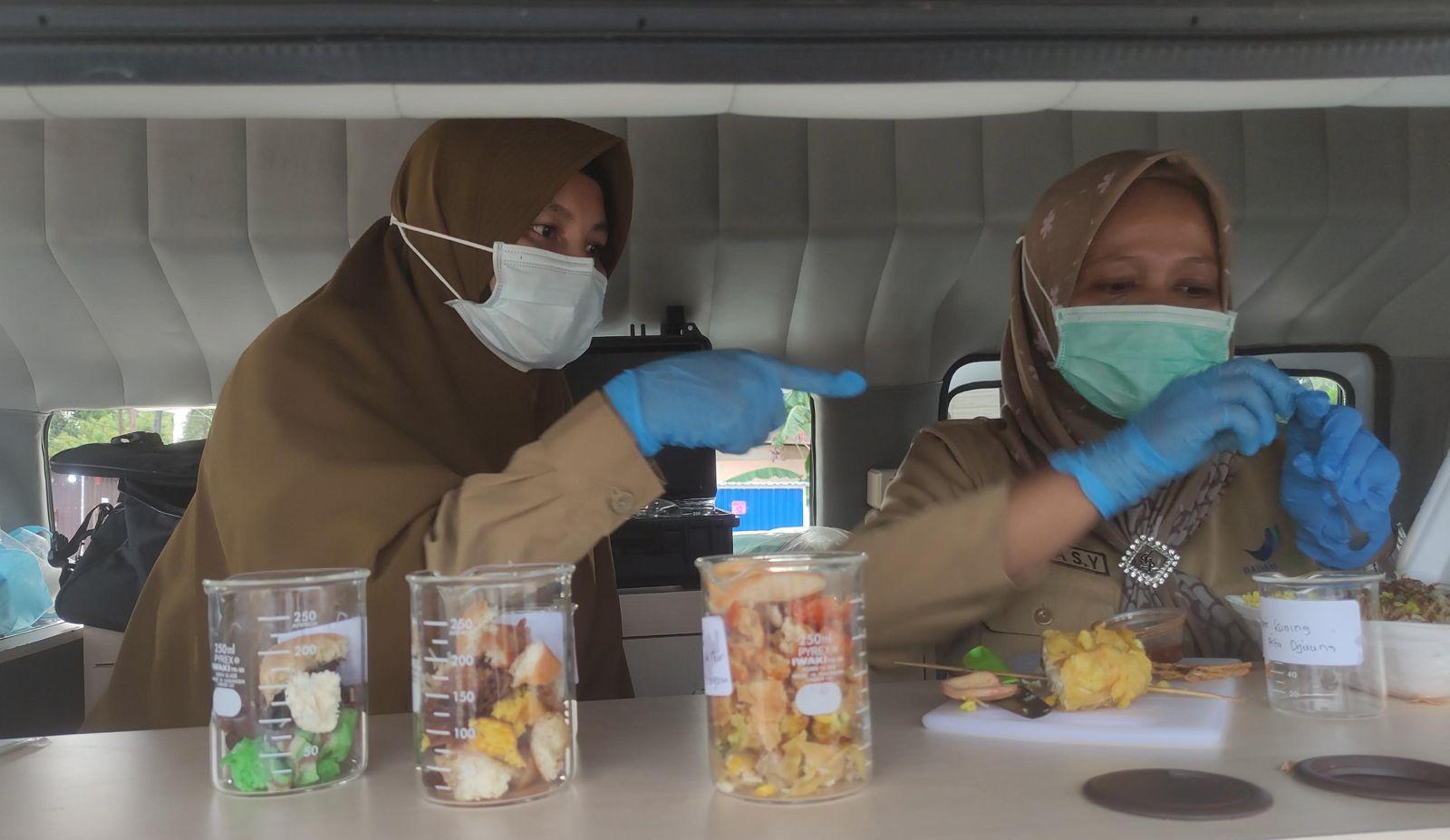 Dua-personel-BPOM-Gorontalo-melakukan-pengujian-sampel-makanan.jpg