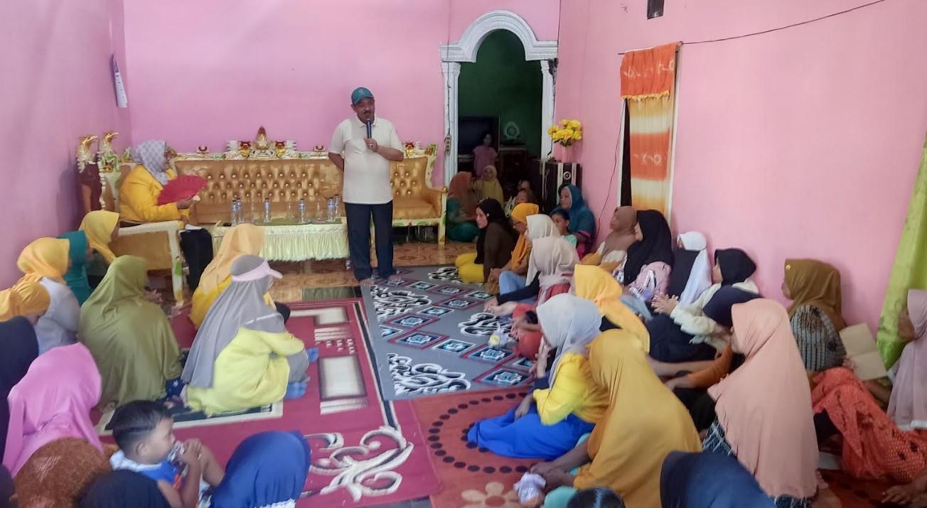 Emak-emak-di-Botumoito-Boalemo-Gorontalo-keluhkan-jalan-rusak-ke-Rum-Pagau-calon-bupati.jpg