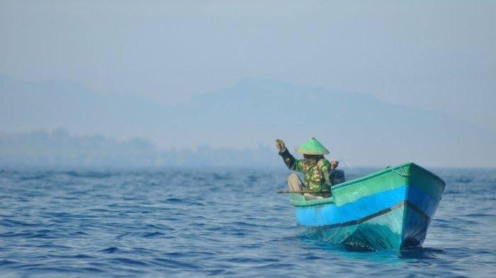 Enam-nelayan-terombang-ambing-di-lautan.jpg