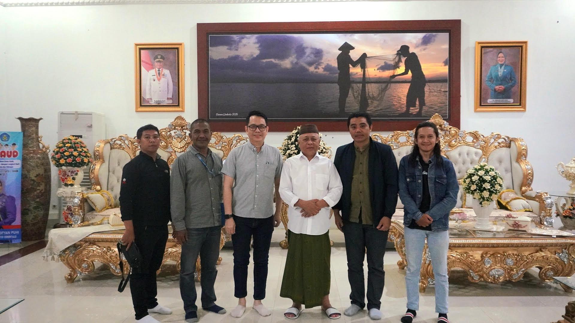 FOTO-BERSAMA-Momen-Bupati-Sofyan-Puhi-berfoto-bersama.jpg