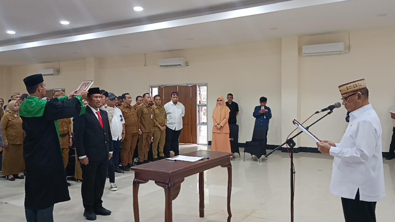 Foto-Bupati-Bone-Bolango-Ismet-Mile-saat-melantik-Abdul-Halim-Katili.jpg