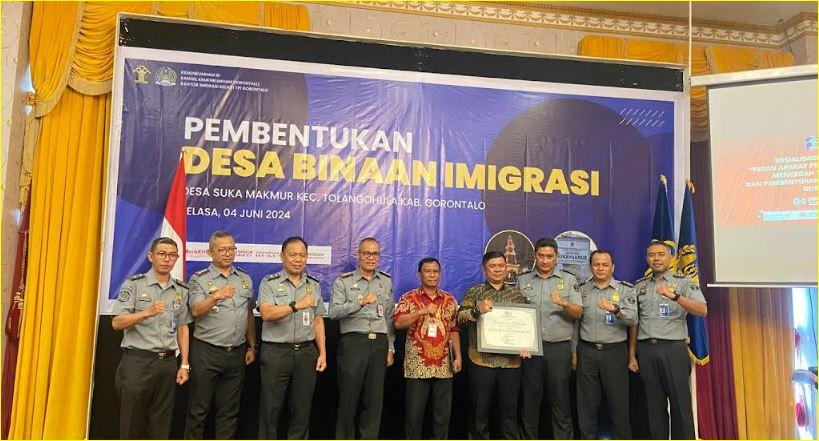 Foto-bersama-dengan-kepala-desa-dan-kecamatan-yang-ditunjuk-menjadi-Desa-Binaan-Imigrasi.jpg
