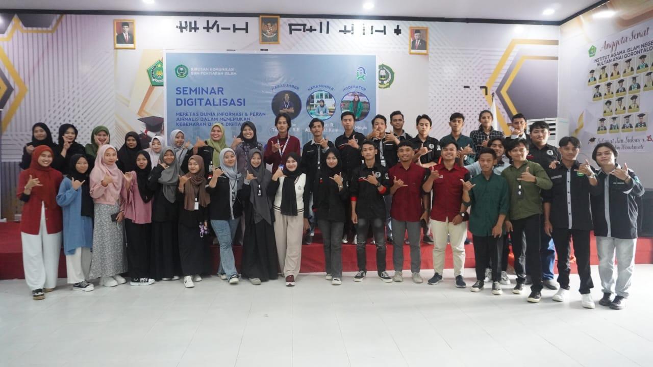 Foto-bersama-mahasiswa-dan-narasumber-dalam-seminar-digital.jpg