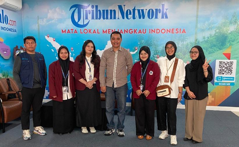 Foto-mahasiswa-dan-dosen-Ilmu-Komunikasi-UNG-bersama-tim-redaksi-TribunGorontalocom.jpg