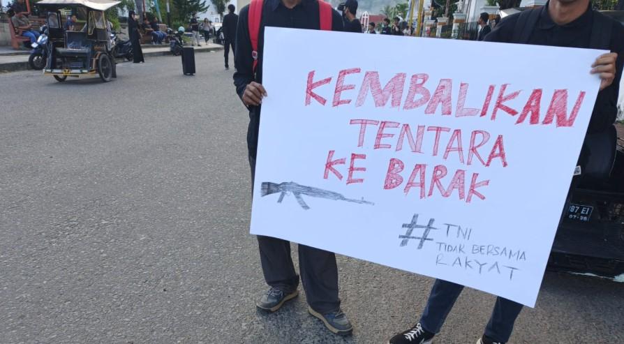 Unjuk Rasa Koalisi Masyarakat Gorontalo Tolak UU TNI, Bawa Selebaran di Depan Rudis Gubernur