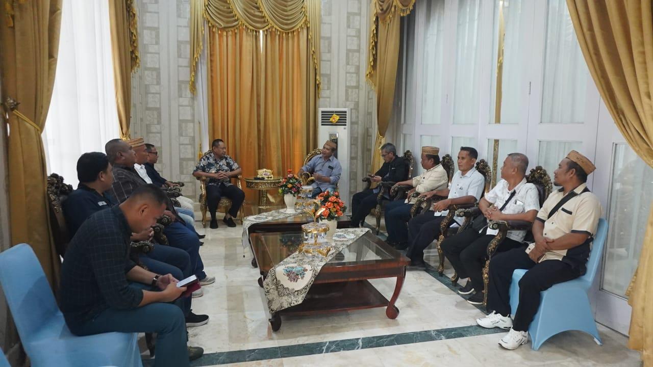 GUBERNUR-Gubernur-Gorontalo-Gusnar-Ismail-menerima-perwakilan-Serikat-Pekerja.jpg