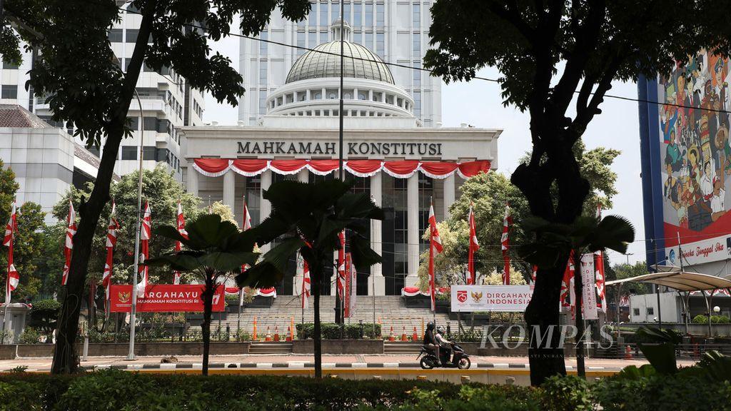 Gedung-Mahkamah-Konstitusi-di-Jalan-Medan-Merdeka-Barat-Jakarta-Sabtu-2982020.jpg