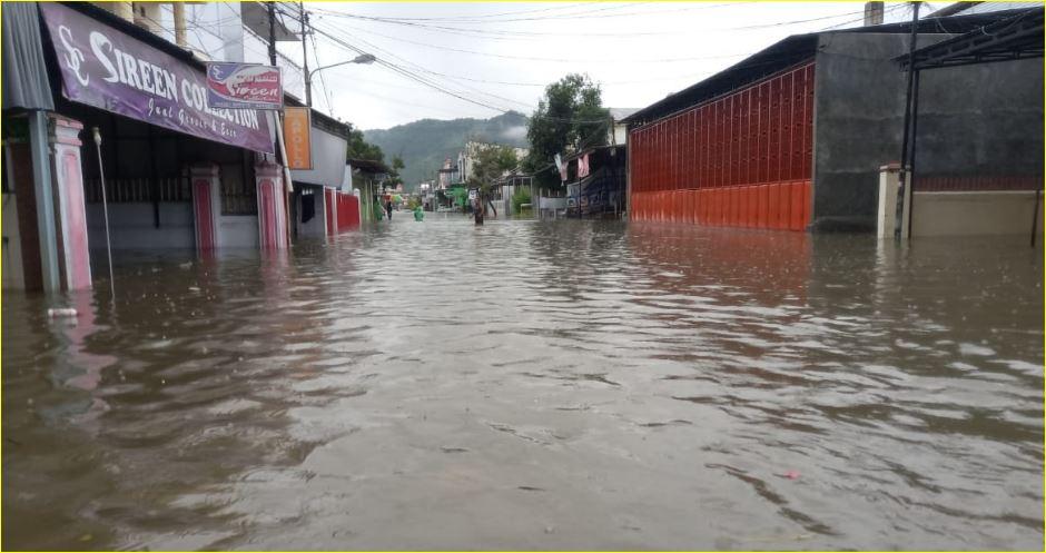 Genangan-air-di-Jalan-Imam-Bonjol-Kota-Gorontalo.jpg