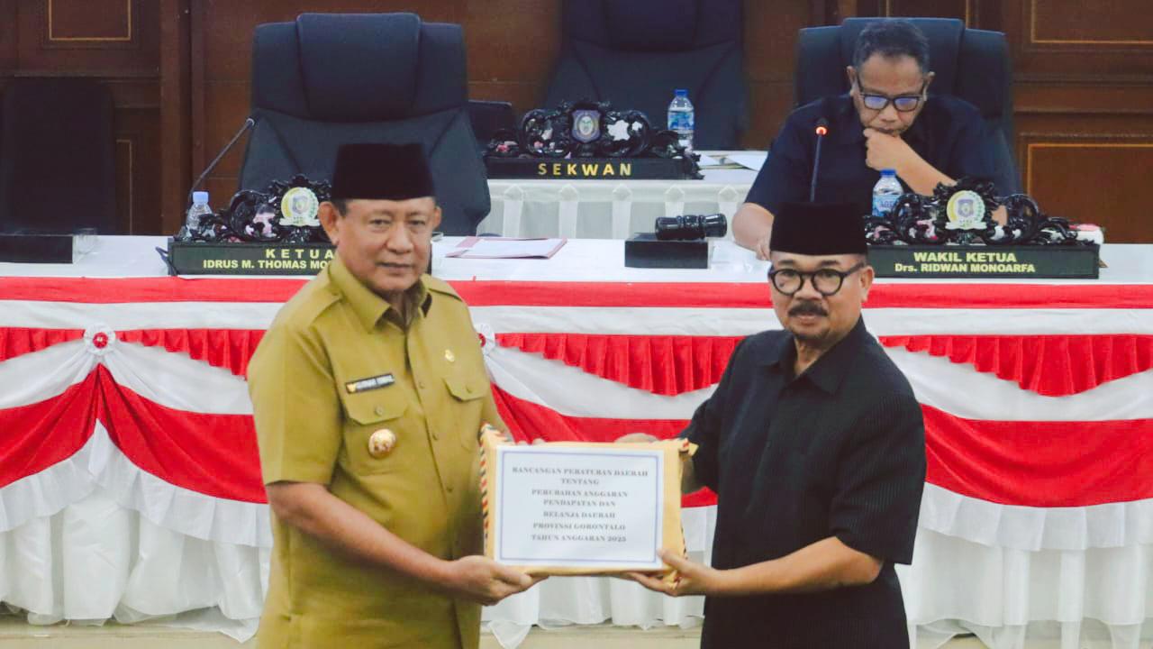 Gubernur-Gorontalo-Gusnar-Ismail-bersama-Ketua-DPRD-Provinsi-Gorontalo-Thomas-MT-Mopili.jpg