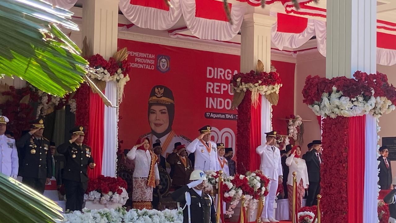 Gubernur-Gorontalo-Gusnar-Ismail-saat-memberikan-penghormatan-pada-Sang-Merah-Putih.jpg