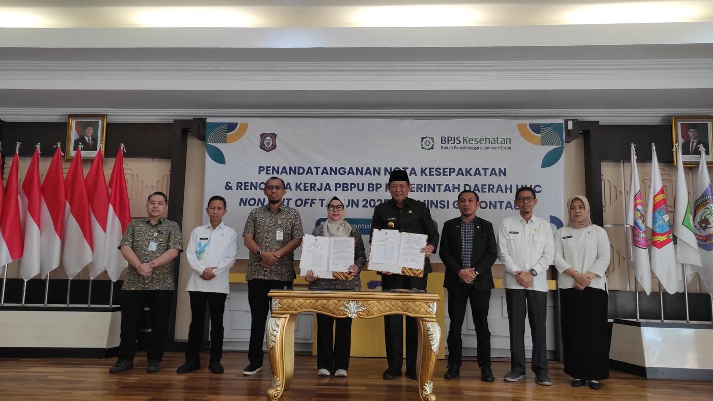 Gubernur-Gorontalo-Gusnar-Ismail-saat-menerima-penghargaan-Universal-Health-Coverage-UHC-2025.jpg