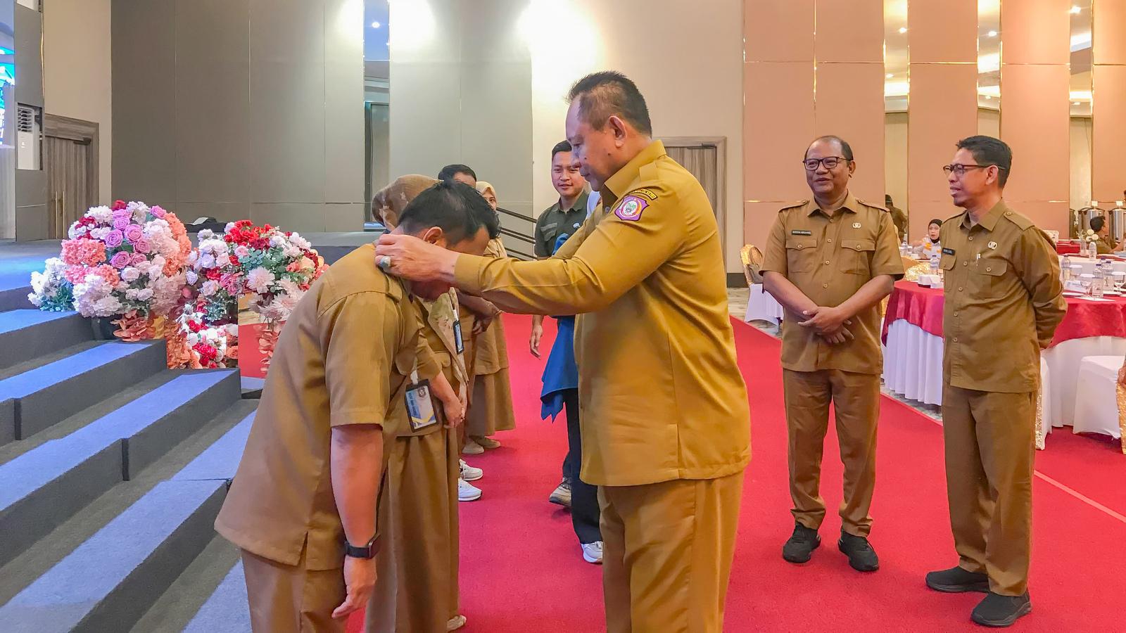 Gubernur-Gorontalo-Gusnar-Ismail-saat-menyematkan-tanda-pengenal.jpg