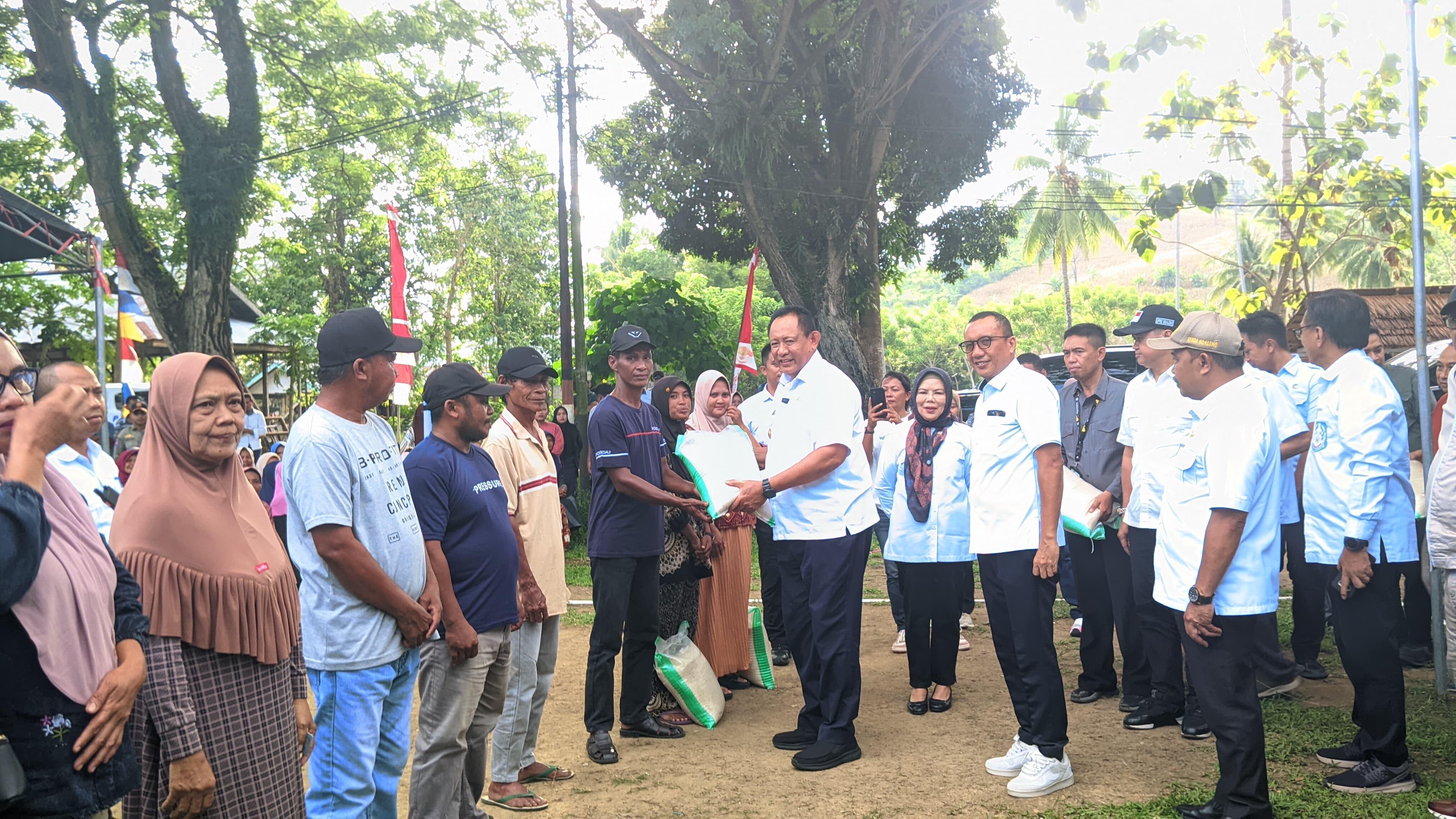 Gubernur-Gorontalo-Gusnar-Ismail-saat-penyerahan-bantuan-beras-cadangan-pangan-di-Desa-Hungayonaa.jpg