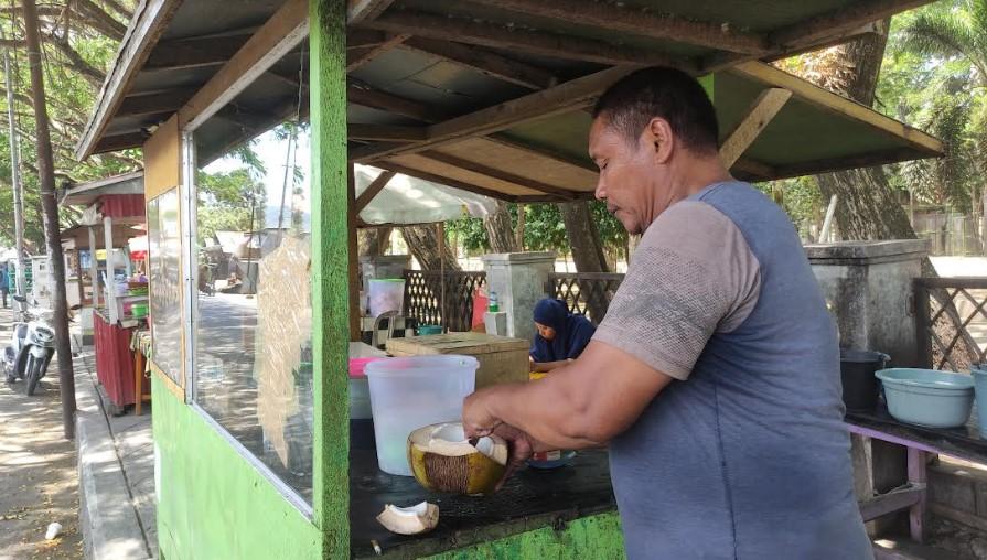 Gugun-Hungalio-42-penjual-kelapa-muda-di-Taman-Moodu-Gorontalo-Sabtu-21-Oktober-2023.jpg