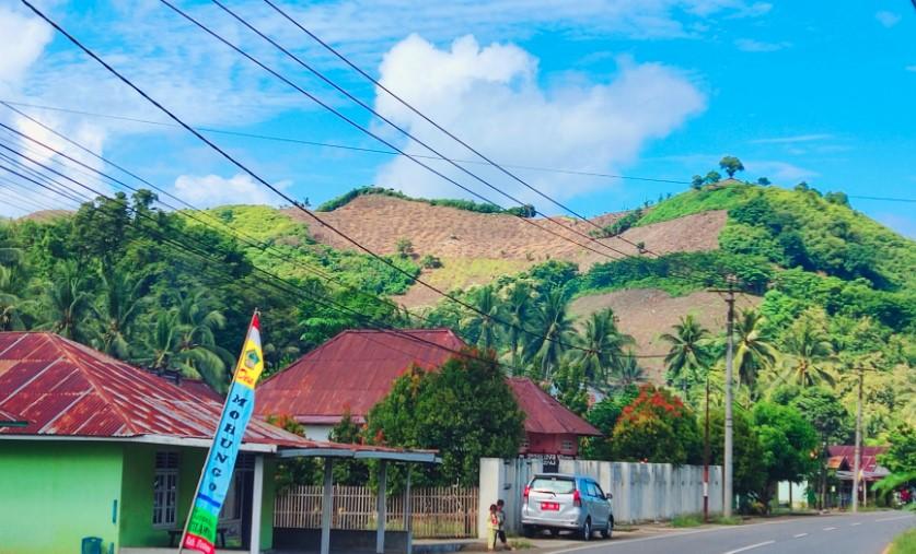 Gunung-gunung-di-sekitar-Desa-Mohungo-terlihat-gundul.jpg