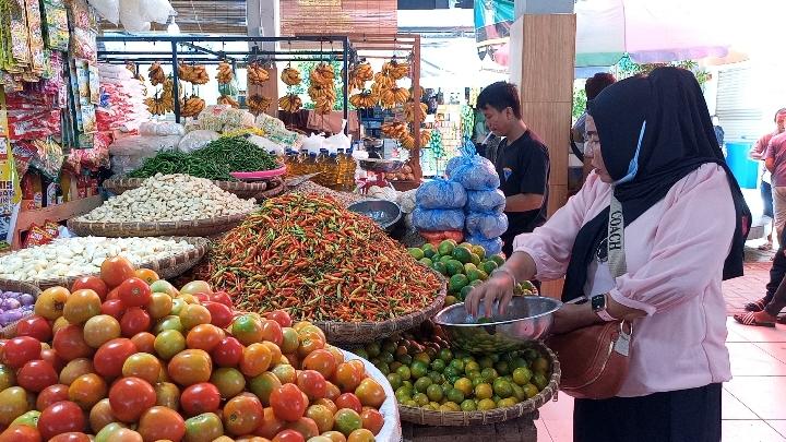 HARGA-PANGAN-Salah-satu-pelanggan-di-Pasar-Sentral-Kota-Gorontalo-saat-membeli-bahan-pangan.jpg