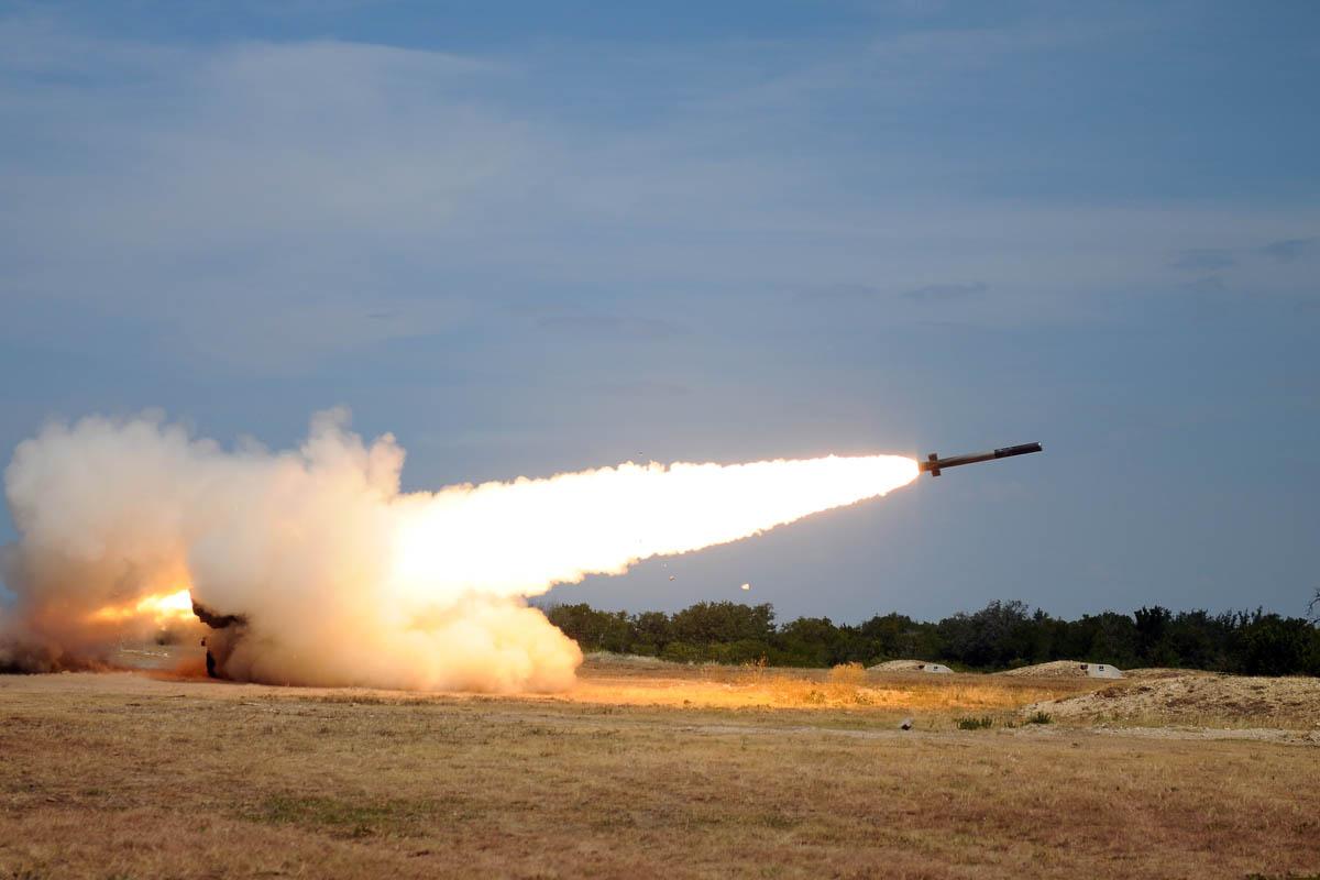 HIMARS-membawa-satu-paket-berisi-enam-roket-atau-satu-rudal-ATACMS.jpg