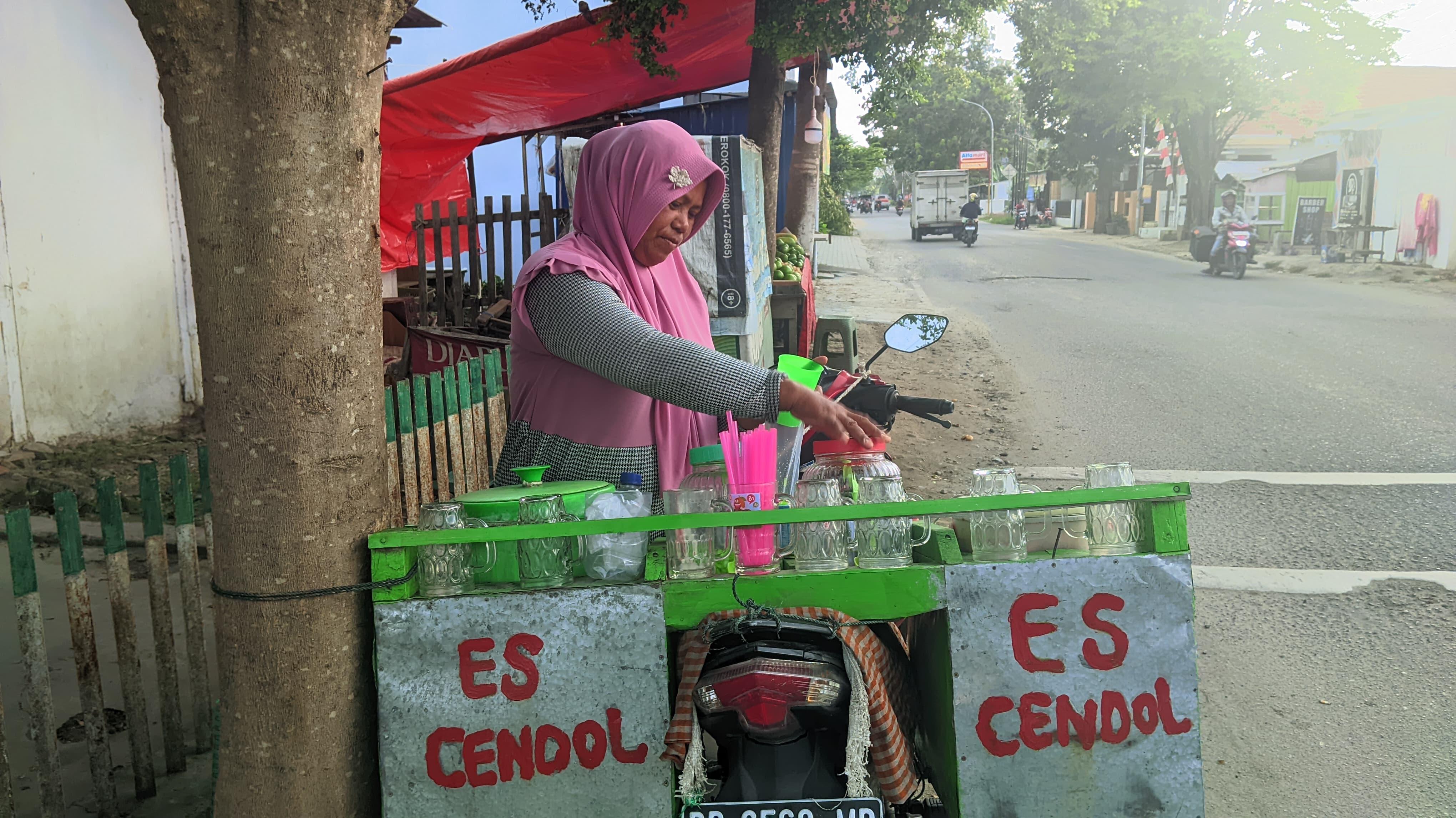 HUMAN-STORY-Casriyati-Tarpo-46-tampak-sigap-meracik-es-cendol.jpg