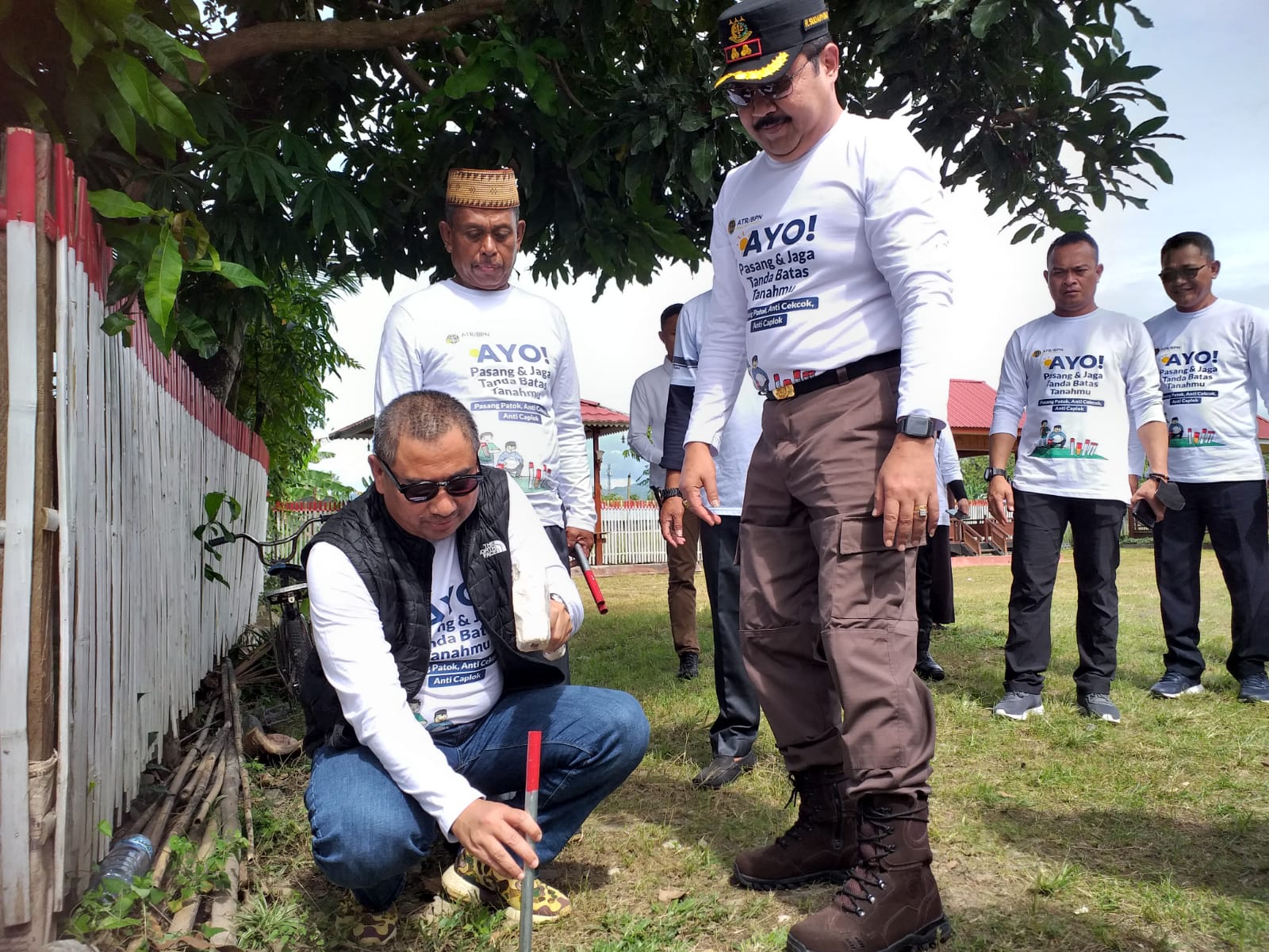 Bupati Bone Bolango Bersama Warga Pasang Patok Tanda Batas Tanah