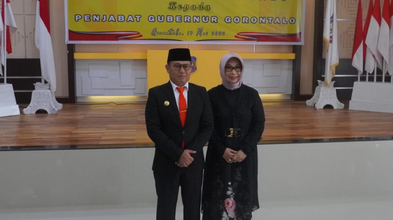 Hamka-Hendra-Noer-bersama-Istri.jpg