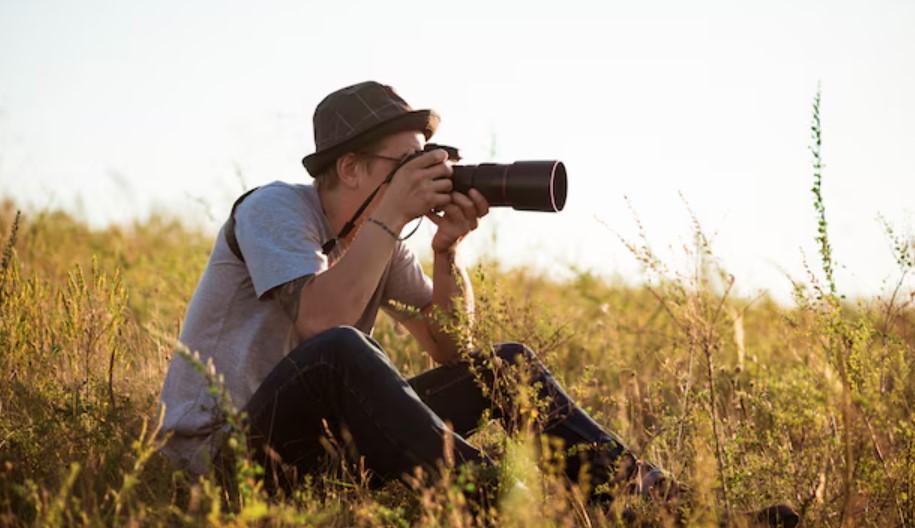 ILUSTRASI-Seorang-photographer-sedang-membidik-targetnya.jpg