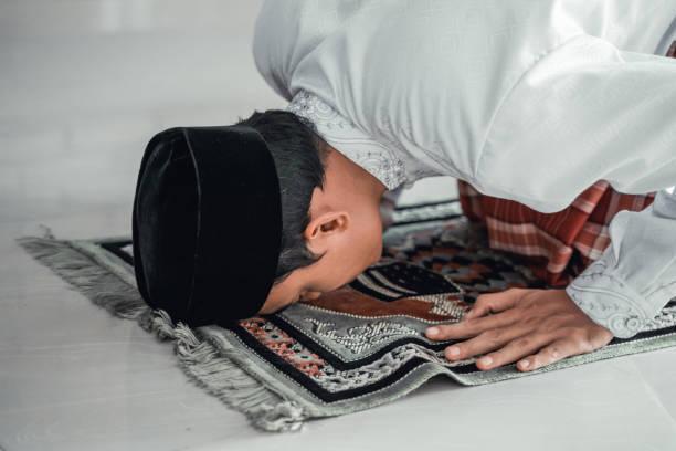 Ilustrasi-seorang-muslim-melaksanakan-salat-tarawih-di-bulan-Ramadan-1445-H.jpg