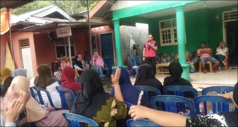 Irwan-Mamesah-menyampaikan-gagasan-dalam-kampanye-dialogis-di-Desa-Molompotoo.jpg