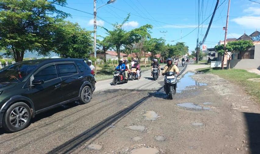 JALAN-RUSAK-Kondisi-jalan-rusak-di-Jalan-Brigjen-Piola-Isa.jpg