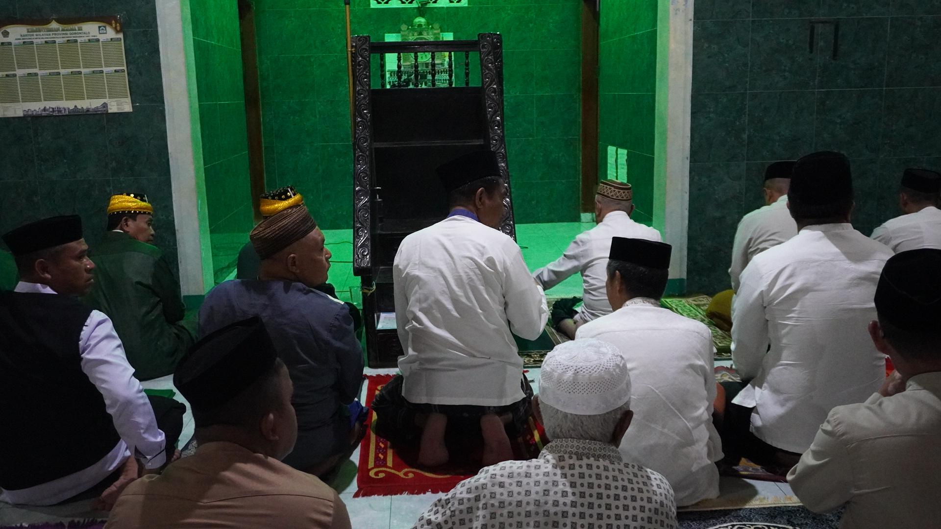 Jemaah-salat-sunah-di-Masjid-Baiturridla-Luwoo-Kabupaten-Gorontalo.jpg