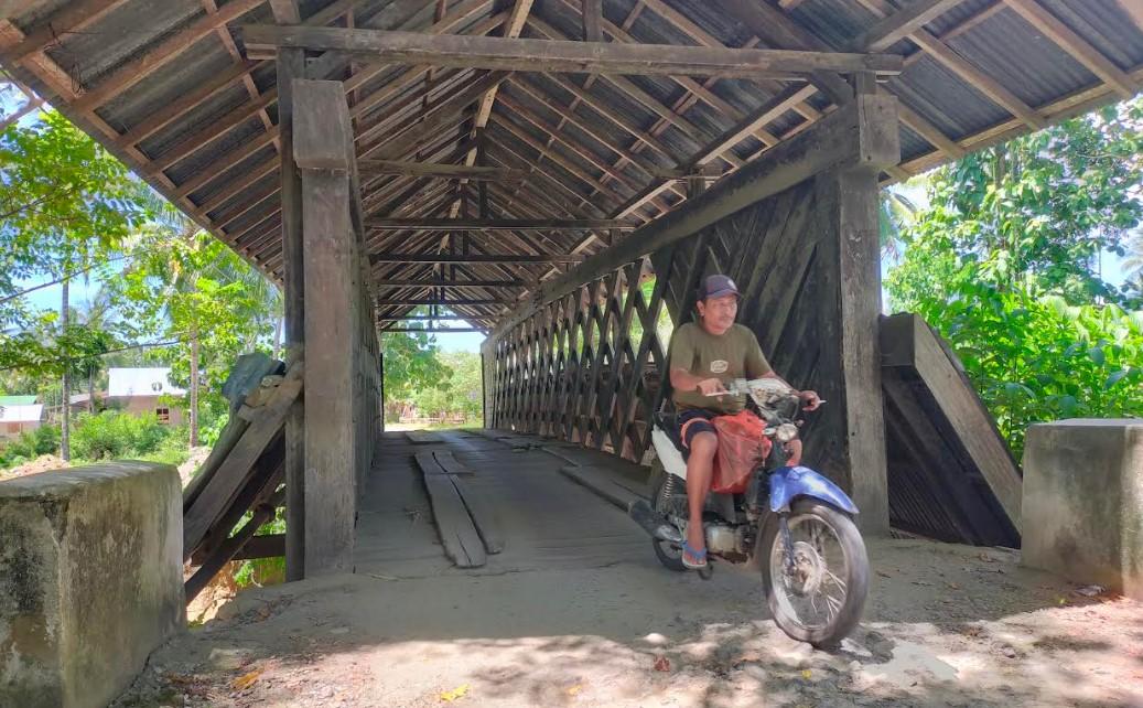 Jembatan-Kayu-Balombo-Kabupaten-Boalemo-Provinsi-Gorontalo.jpg