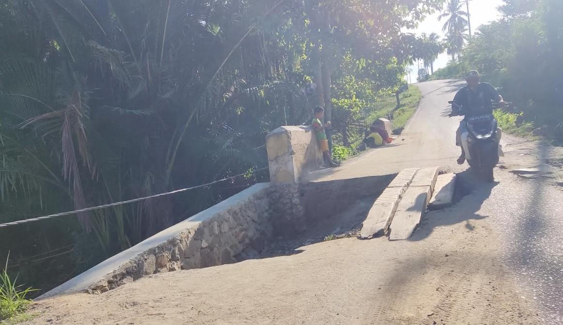 Jembatan-penghubung-dua-kecamatan-di-Boalemo-Gorontalo.jpg
