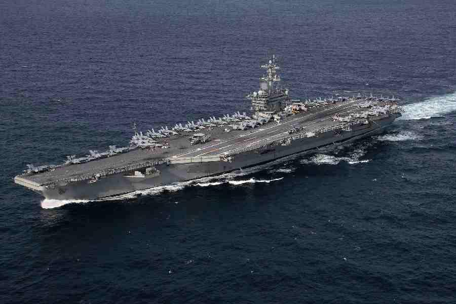 KAPAL-PERANG-Kapal-induk-Angkatan-Laut-AS-USS-Abraham-Lincoln-CVN-72.jpg