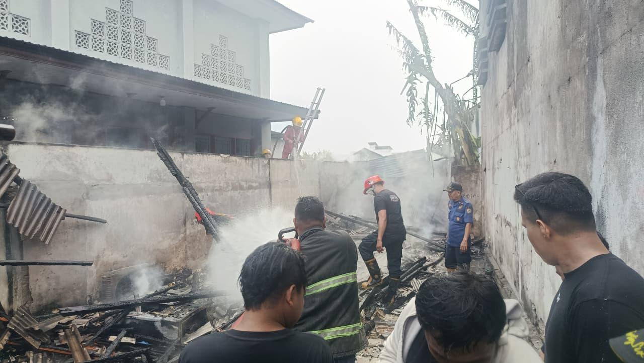 KEBAKARAN-Potret-kebakaran-di-Kota-Gorontalo-siang-ini-Sabtu-18-April-2026.jpg