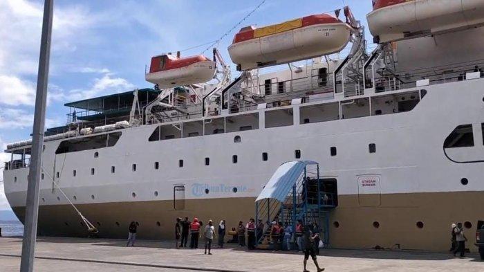 KM-Dorolonda-saat-bersandar-di-dermaga-Pelabuhan-Ahmad-Yani.jpg