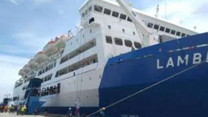 KM-Lambelu-yang-turun-di-pelabuhan-Murhum-Baubau.jpg