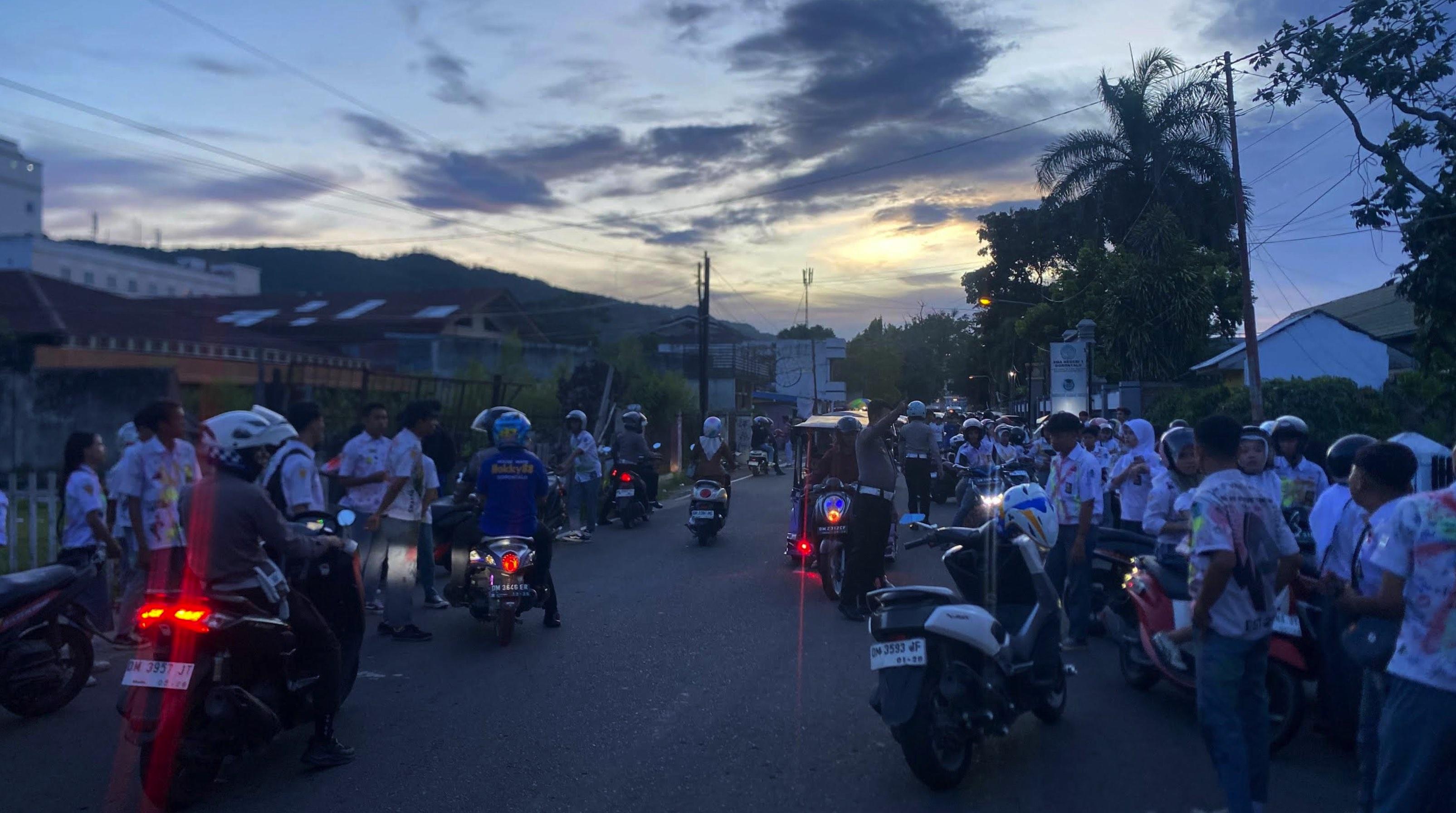 KONVOI-Sejumlah-anak-SMAN-1-Kota-Gorontalo-diminta-bubar-oleh-polisi.jpg