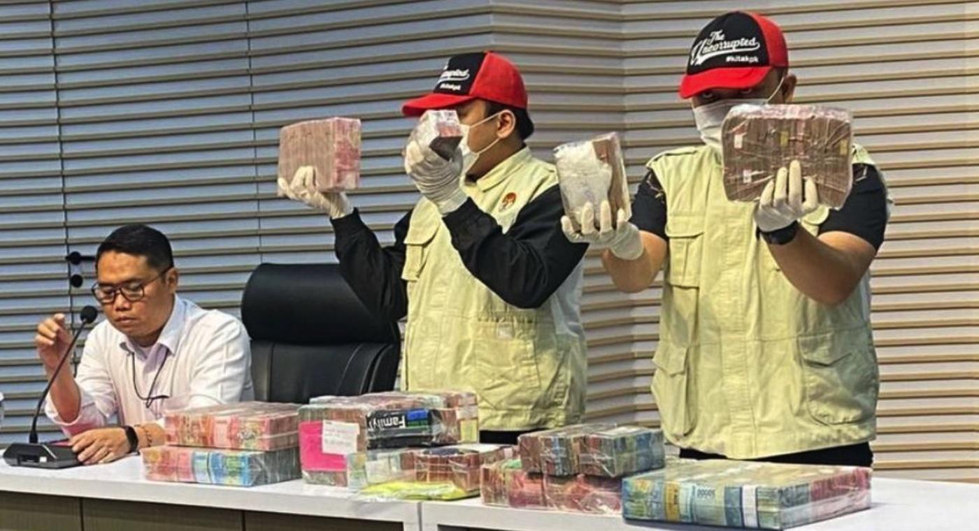 KORUPSI-Uang-Rp-26-miliar-hasil-korupsi-dipamerkan-dalam-konferensi-pers.jpg