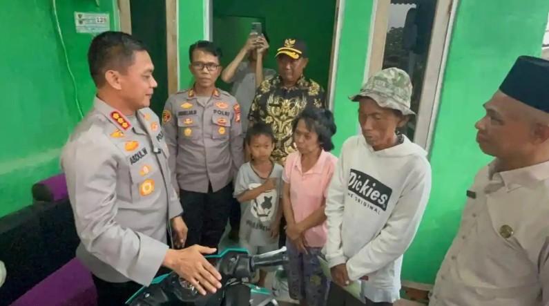 Kapolres-Metro-Depok-Kombes-Pol-Abdul-Waras-memberikan-sepeda-motor-dan-modal.jpg