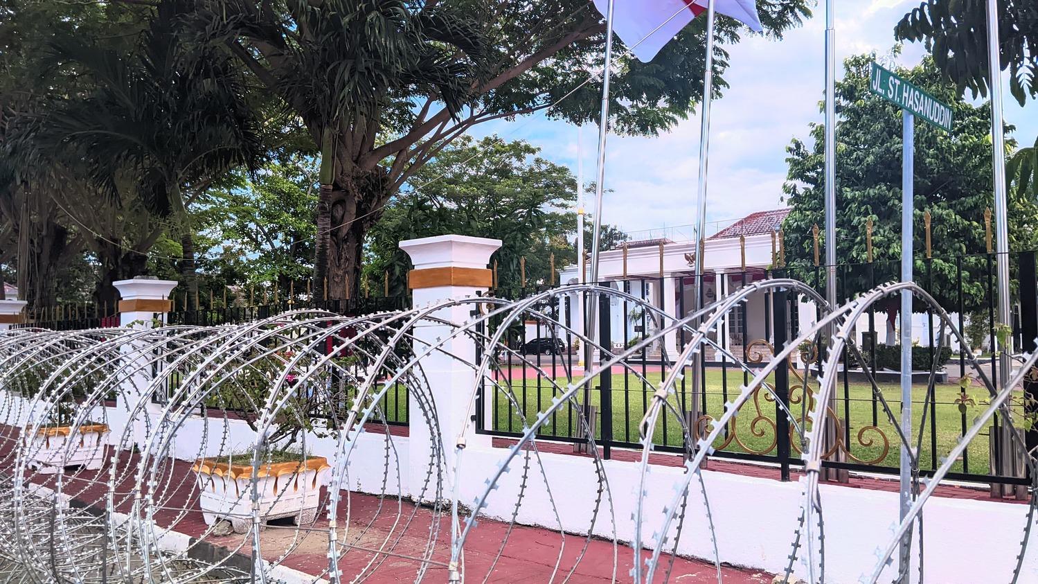 Kawat-berduri-masih-terpasang-di-depan-Rumah-Dinas-Gubernur.jpg