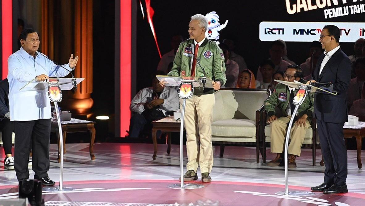 Ketiga-capres-dalam-debat-Capres-ke-2-Minggu-712024.jpg